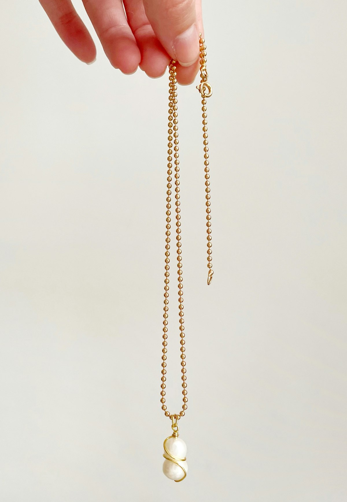 Cadena de oro en una mano