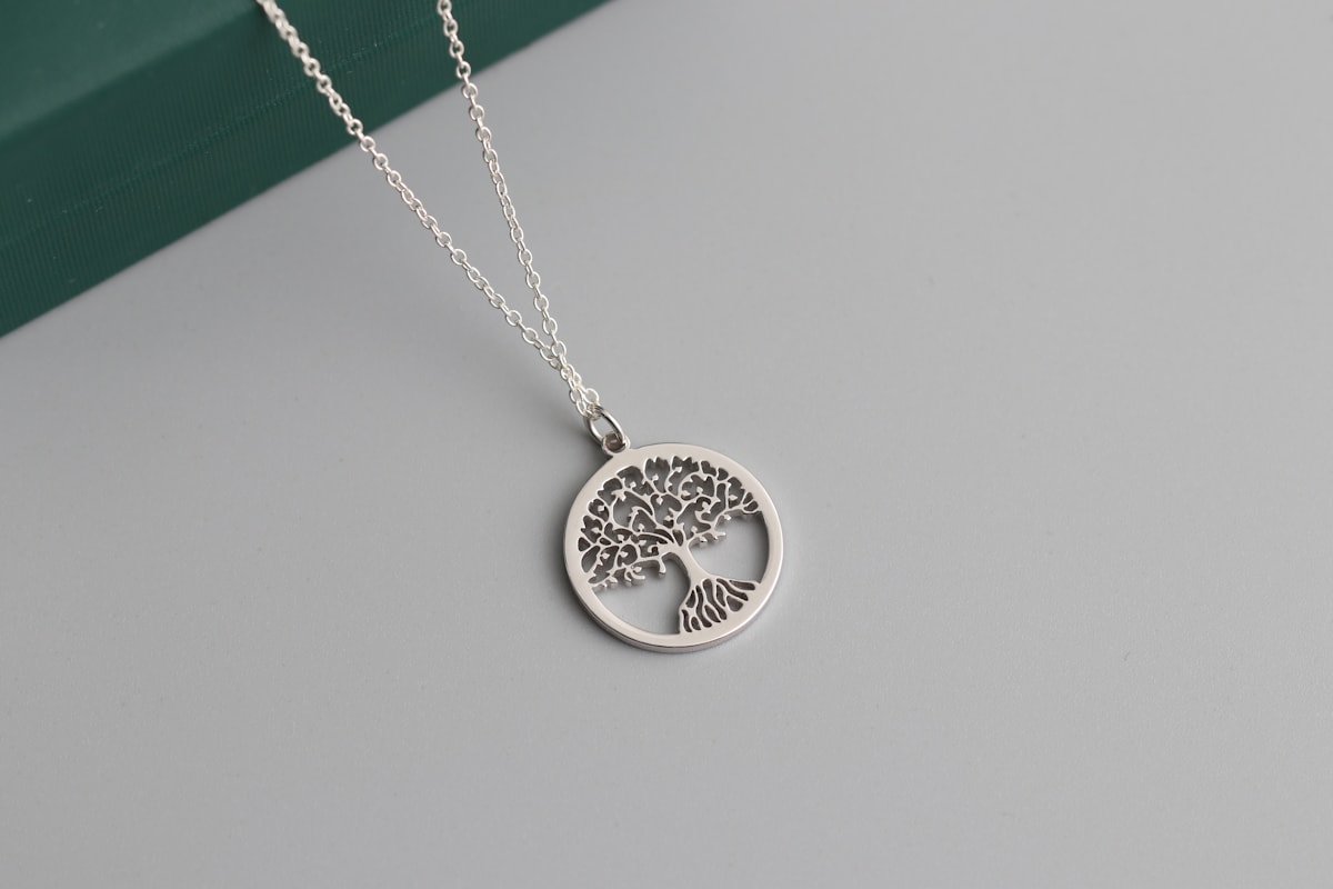 Colgante de plata con árbol de la vida