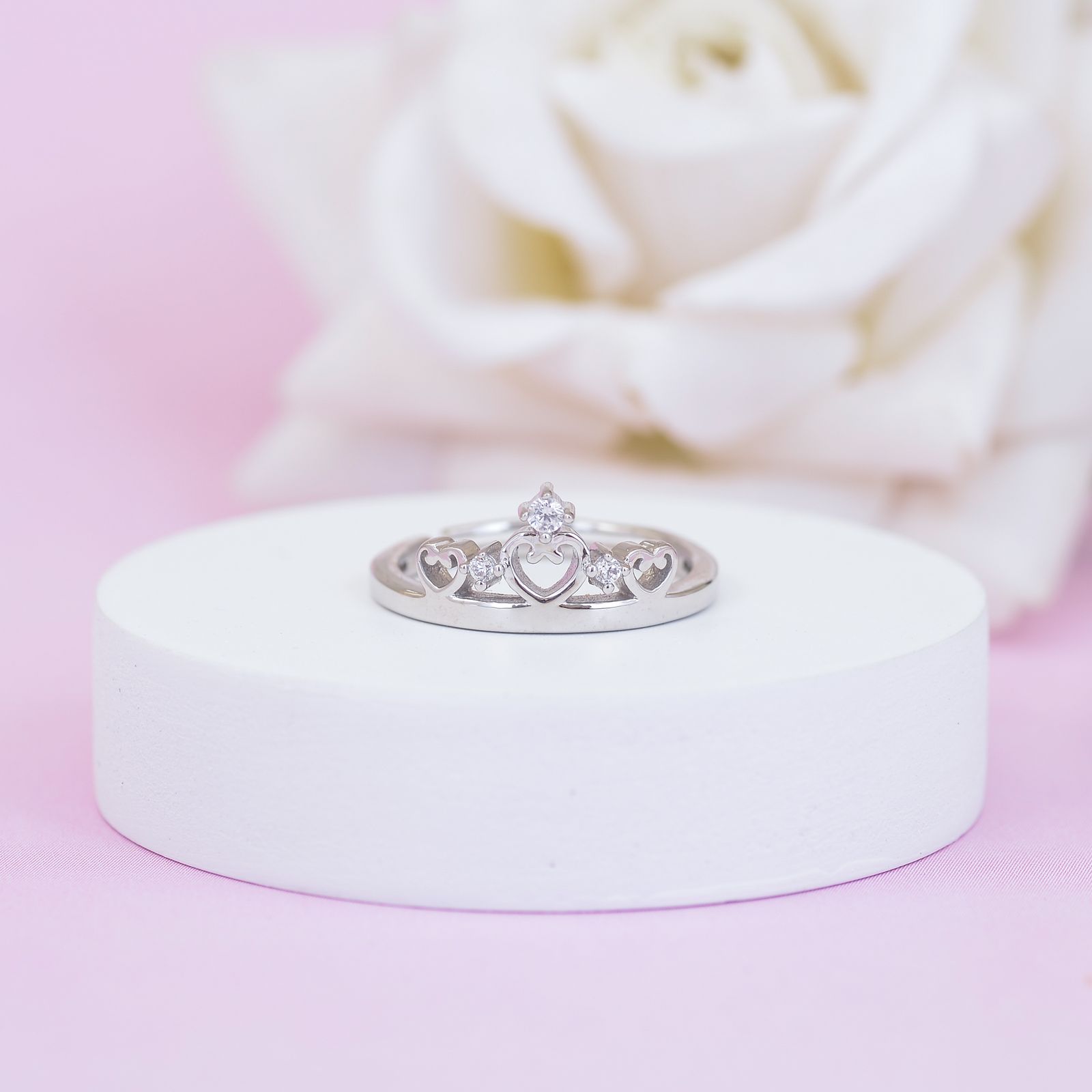 Anillo de plata con piedras sobre un fondo claro